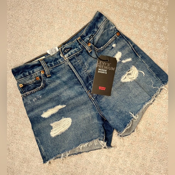 BRAND NEW LEVIS SHORTS - Picture 2 of 6